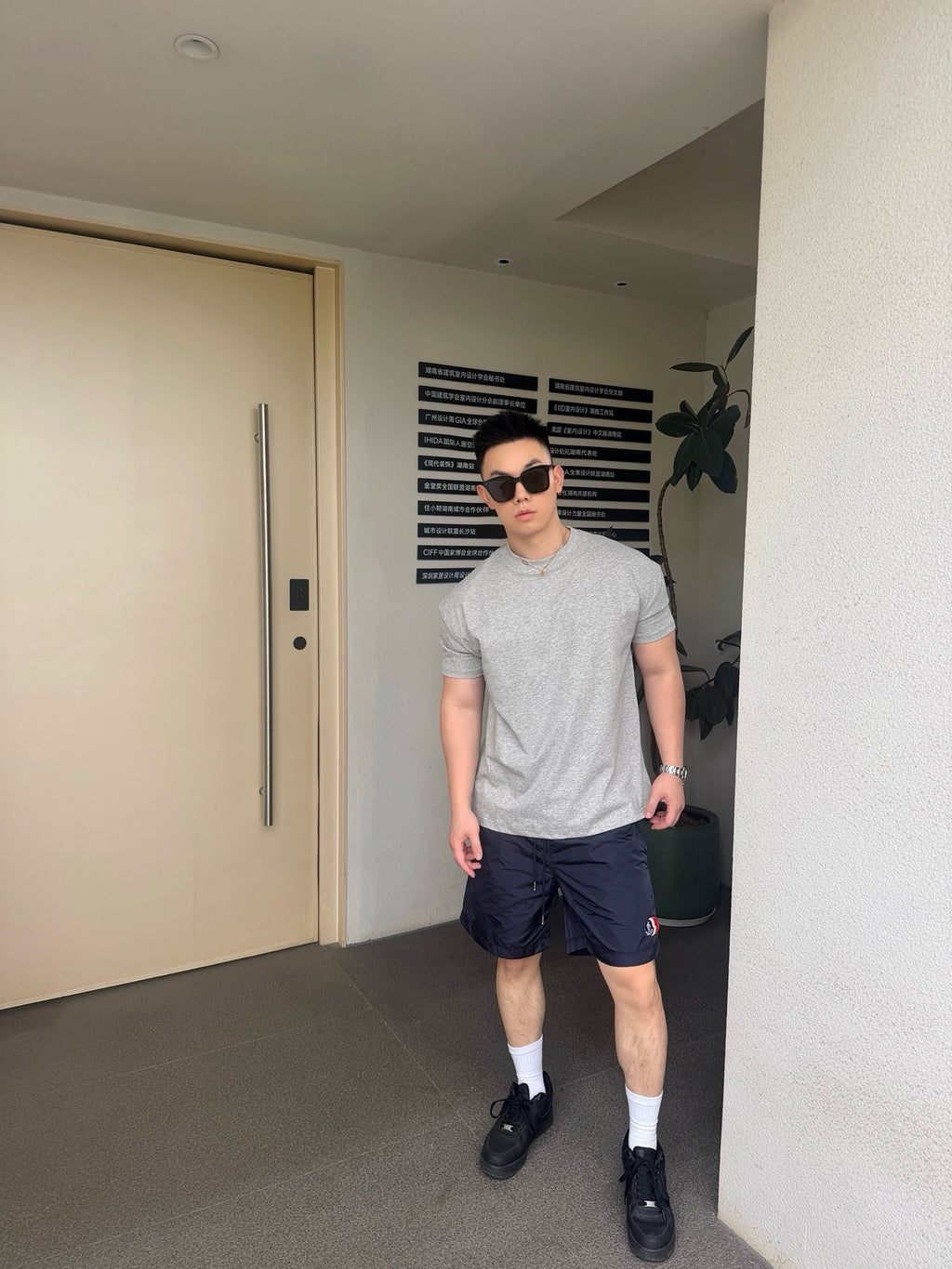 Moncler Embroidered Logo Short - view 18